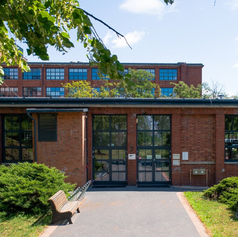 okładka filmu wideo - budynek nr 17 w Bierutowska Park, siedziba firmy Nanores