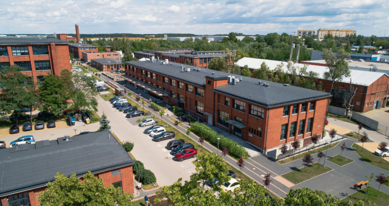 zdjęcie przedstawiające bierutowska park siedzibę firmy Nanores - budynek nr 5 z lotu ptaka