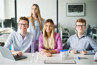 zdjęcie inżynierów w środowisku biurowym