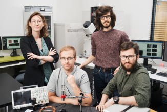 zdjęcie inżynierów w środowisku laboratoryjnym