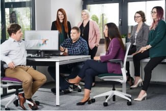 zdjęcie pracownicy firmy Nanores w środowisku biurowym