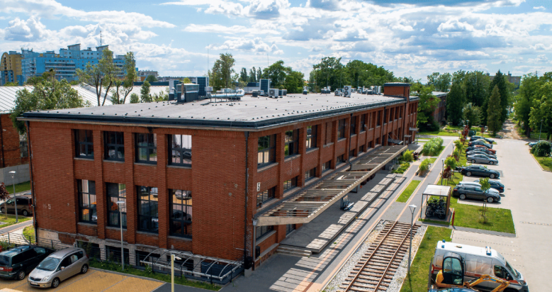 zdjęcie przedstawiające bierutowska park siedzibę firmy Nanores - budynek nr 5 z lotu ptaka