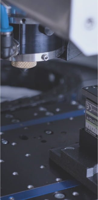 zdjęcie przedstawiające laboratorium produkcji nano- i mikrokomponentów (obcięte)