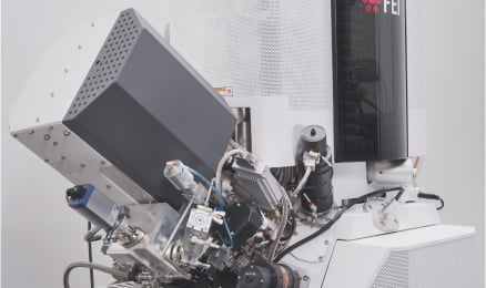 zdjęcie przedstawiające mikroskop SEM Ga FIB FEI Helios NanoLab 600i (obcięte)