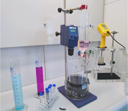 zdjęcie przedstawiające laboratorium chemiczne (obcięte)